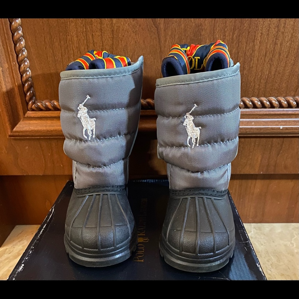 Boys winter boots barely used